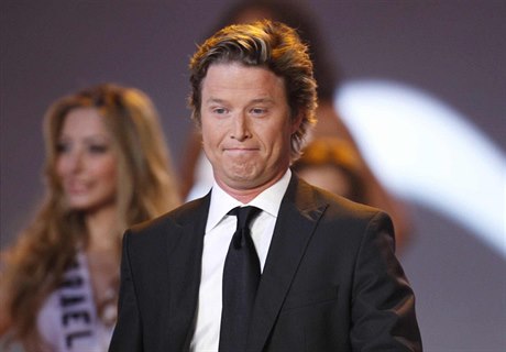 Moderátor soute Celebrity Aprentice Billy Bush.