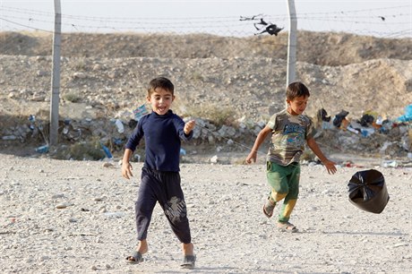 Uprchlíci z válené zóny msta Mosul. V táboe jsou eny i dti. OSN odhaduje,...