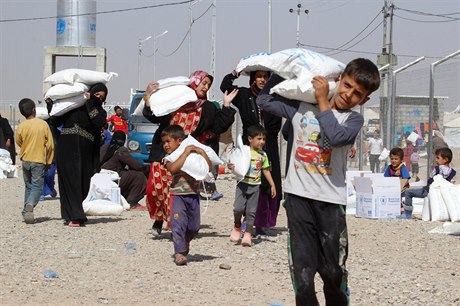 Uprchlíci z válené zóny msta Mosul. V táboe jsou eny i dti. OSN odhaduje,...