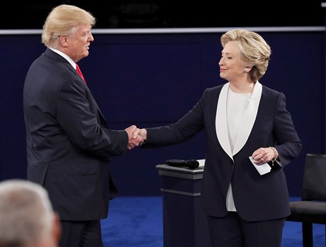 Donald Trump si podává ruce s Hillary Clintonovou. Druhá pedvolební debata je...