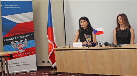 Otevení samozvaného konzulátu Doncké republiky v Ostrav. (Vlevo) konzulka...