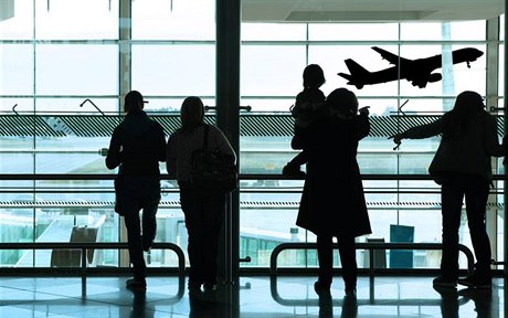Lidé na letišti (ilustrační foto)