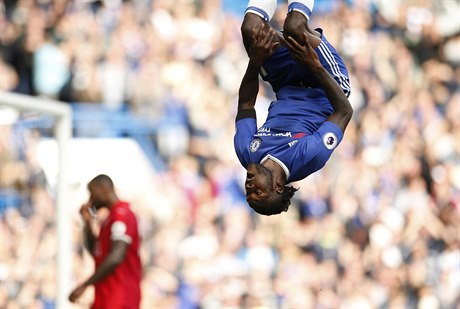 Victor Moses slaví tetí gól Chelsea do sít Leicesteru.