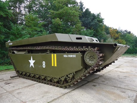 Obojživelné pásové vyloďovací vozidlo již stojí u muzea v Lešanech. Představeno...