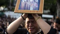 Thajská žena drží obraz zemřelého krále Pchúmipchona Adundéty a pláče nad jeho...
