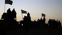 Kurdt bojovnc tsn ped zahjenm ofenzvy na msto Mosul
