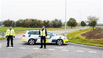 Policie blokuje příjezdovou silnici k letišti u Roskilde, poté, co obdrželi...