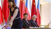Pod dohledem: Čínský prezident Si Ťin-pching dohlíží na podpis strategických...