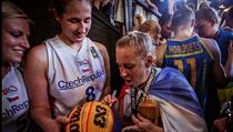 Michaela Uhrová podepisuje divákům míč po výhře ve finále nad Ukrajinou.