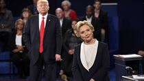 Hillary Clintonov poslouch dotaz z publika bhem druh televizn debaty...