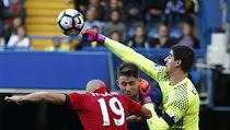 Thibaut Courtois z Chelsea ve spoluprci s Gary Cahillem zasahuje proti Islamu...