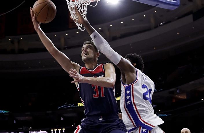Tomá� Satoranský v dresu Washingtonu Wizards (v modrém).