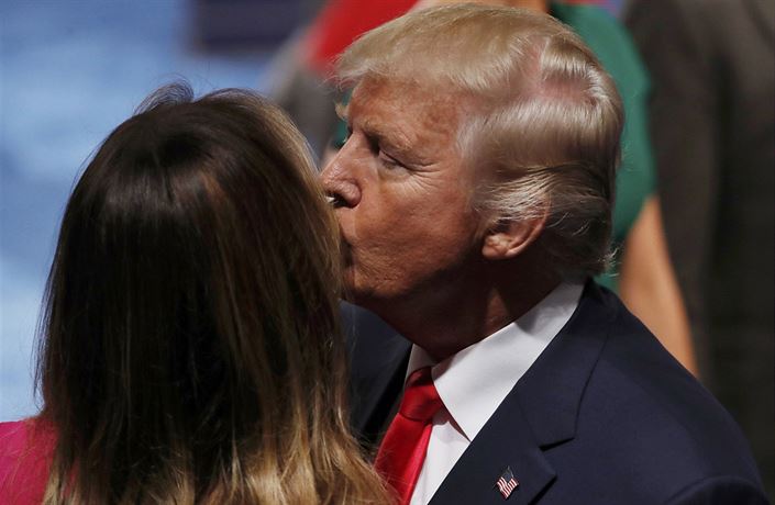 Donald Trump líbá svoji �enu Melanii Trumpovou po skon�ení druhé prezidentské...