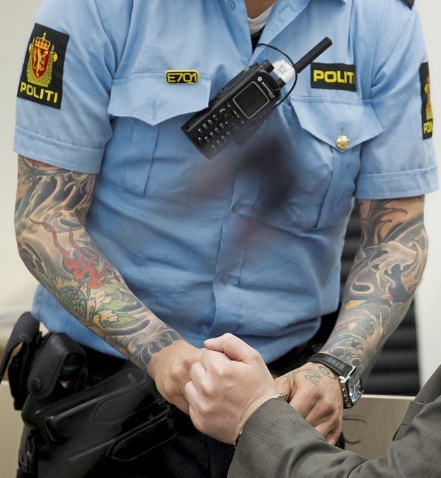 Policisté mohou mít viditelné tetování, rozhodlo vedení. Ale jen ti bez  uniformy | Domov | Lidovky.cz