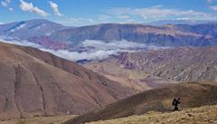 Barevnými horami severní Argentiny mete chodit jak chcete