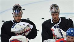 Brankái Ondej Pavelec a vpravo Petr Mrázek na tréninku eské hokejové...