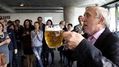 Kandidát do Senátu Ji�í R��i�ka slaví vít�zství.