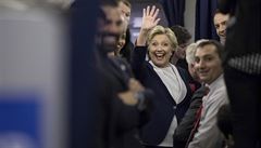 Hillary Clintonová mává lenm týmu médii po druhé prezidentské debat v St....