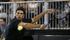 Mark Philippoussis odehrává backhand bhem akce World Team tenis exhibition na...