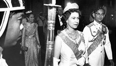 Fotografie britské královny Albty II. a thajského krále Adundéta z roku 1972