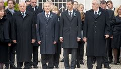 Zeman a Klaus přijeli pozdě na pohřeb slovenského exprezidenta. Nepustili je do sálu