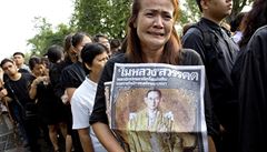 Thajská ena pláe nad ztrátou krále Pchúmipchona Adundéta.