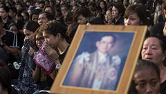 Thajci smutní nad ztrátou oblíbeného krále Pchúmipchona Adundéty.