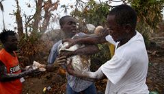 Haiané spolu bojují o jídlo z humanitární pomoci OSN.