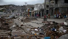 Odpadky a trosky v Jeremie na Haiti.