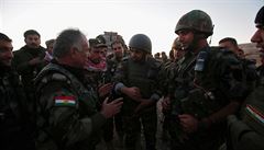 Kurdtí vojáci bhemporady ped bojem za znovuzískání msta Mosul z rukou IS