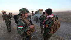 Kurdtí vojáci ped vypuknutím ofenzivy za znovuzískání msta Mosul z rukou IS