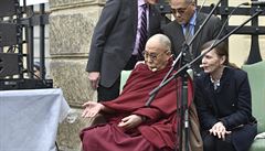 Pivítání tibetského duchovního vdce dalajlamy (vlevo dole) na Hradanském...