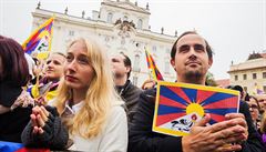 Dalajlamu uvítala na Hradčanském náměstí zhruba tisícovka lidí, kteří přinesli... | na serveru Lidovky.cz | aktuální zprávy