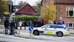 Policie blokuje vjezd do obchodního centra v Roskilde.