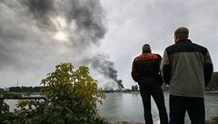Lidé na druhém behu Rýna pozorují dým, který stoupá z chemiky BASF po výbuchu.