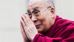 Tibetský duchovní vdce dalajlama na Hradanském námstí uklání lidem, kteí ho...