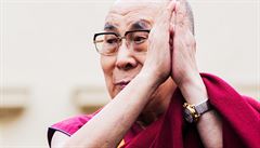 Tibetský duchovní vdce dalajlama na Hradanském námstí hledí k lidem, kteí...