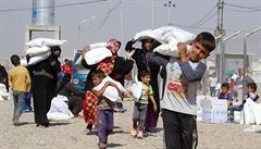 Uprchlíci z válené zóny msta Mosul. V táboe jsou eny i dti. OSN odhaduje,...