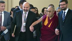 Tibetský dalajlama pichází v doprovodu Tomáe Halíka (vlevo) a výkonného...