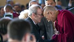 Tibetský dalajlama se zdraví s jedním z úastník diskuse na 20. roníku...