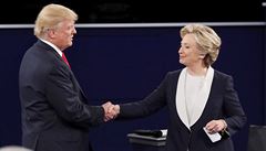 Donald Trump si podává ruce s Hillary Clintonovou. Druhá pedvolební debata je...