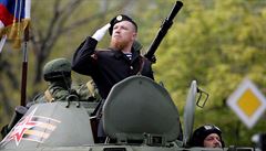 Arsenij Pavlov, zvaný Motorola, salutuje na tanku k příležitosti přehlídky v...