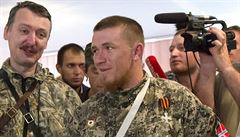 Arsenij Pavlov, zvaný Motorola, ped svatbou pózuje s velitelem proruských...