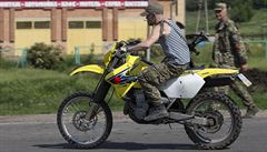 Arsenij Pavlov, zvaný Motorola. na svém motocyklu.