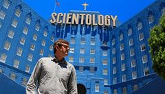 Vstup zakázán. Louis Theroux ped centrem scientolog v Los Angeles  uvnit se...