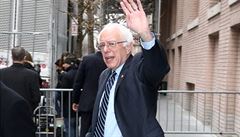 USA se posmívaly obleku Bernieho Sanderse. Jak investice do šatů ovlivňují politiku