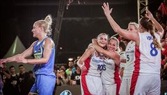 Konec. eské basketbalistky se radují z triumfu ve finále nad Ukrajinou.