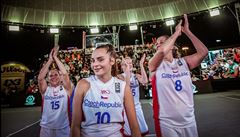 Radost eských basketbalistek po výhe ve finále nad Ukrajinou.
