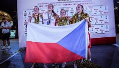 Radost eských basketbalistek po výhe ve finále nad Ukrajinou.