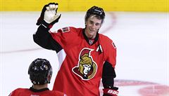 Útoník Ottawy Senators Kyle Turris slaví svj gól proti Torontu Maple Leafs se...